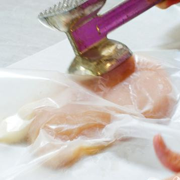 1. Этап. Чикен Ранч: Отбейте куриную грудку молоточком.