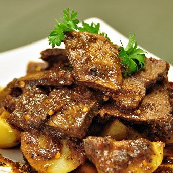 Запеченное мясо с корицей и приправами