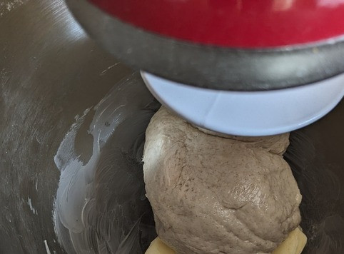 1. Этап. Морковные булочки Гулеродсбруд: Постепенно добавить сливочное масло, нарезанное небольшими кубиками, месить тесто минут пять.