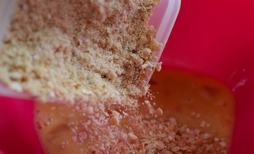 1. Этап. Овсяные блинчики: 4. К яйцу выложите 1,5 стакана приготовленной сухой смеси и перемешайте.