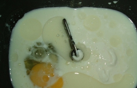 1. Этап. Горчичный хлеб в хлебопечке: В контейнер хлебопечки вливаем молоко, подсолнечное масло, добавляем сметану и яйцо.