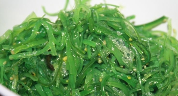 1. Этап. Салат с чукой: 1. Используем готовые водоросли, которые достаем из пакета и аккуратно отжимаем от лишней влаги, перекидываем их на сито и оставляем на пару минут, после чего отправляем в тарелку.