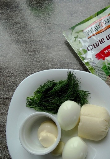 1. Этап. Конвертики из лаваша инди-пикник: Для закуски надо заранее сварить яйца вкрутую, остудить их и почистить.