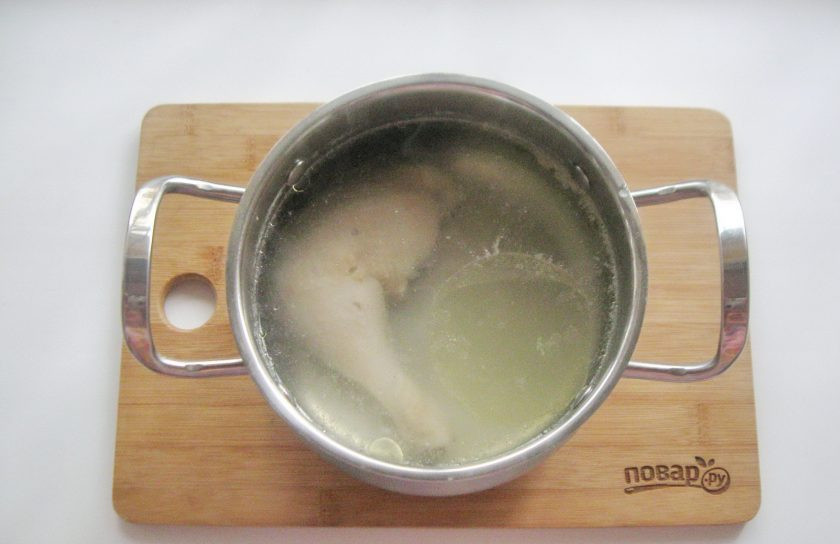 1. Этап. Рассольник без картошки: Доведите до кипения, огонь убавьте, снимите пену. Варите бульон до мягкости курицы.