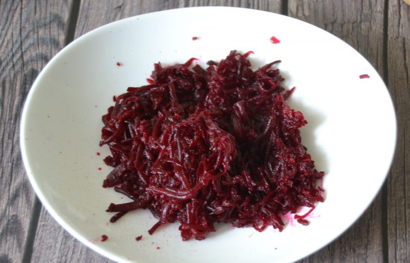 1. Этап. Салат Манон: Свеклу натрите на терке.