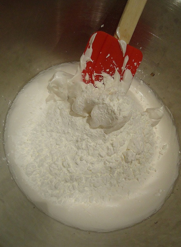 1. Этап. Безе для торта: Аккуратно с помощью лопаточки подмесите крахмал, чтобы белки при этом не осели.