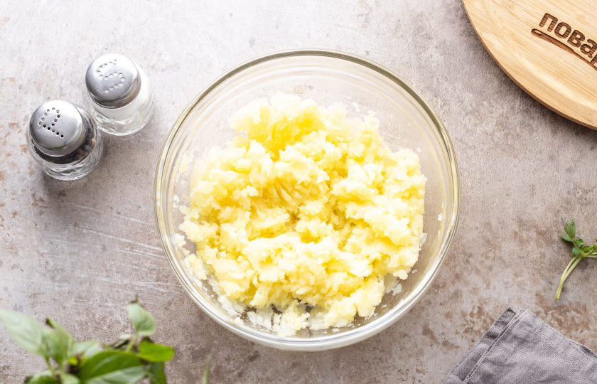 1. Этап. Постные ленивые вареники: Слейте воду, разомните картофель в пюре.