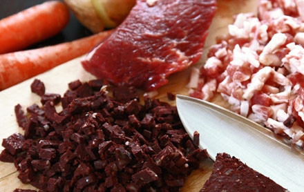 1. Этап. Карчерато: Итак, все мясные ингредиенты необходимо нарезать мелкими кубиками.