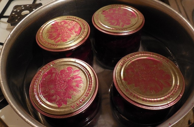 1. Этап. Салат со свеклой на зиму: Залейте маринад в банки. Закройте их крышками. Поставьте их стерилизоваться в кастрюлю с водой. Это займёт у вас 30 минут.