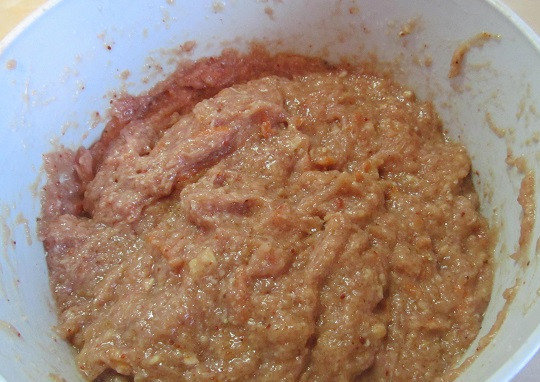 1. Этап. Колбаски из куриного фарша: 3. Добавить растворенный желатин и как следует перемешать массу.