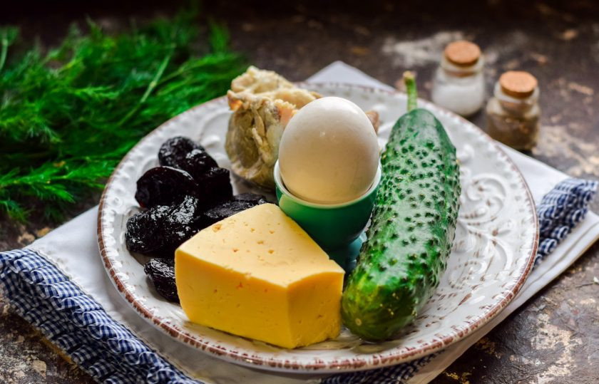 1. Этап. Салат Зимняя свежесть: Подготовьте ингредиенты, куриное яйцо отварите вкрутую.