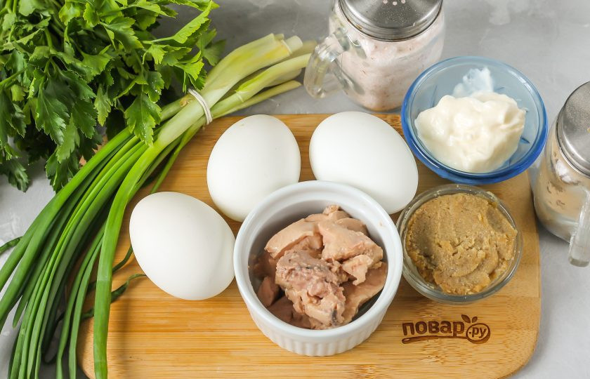 1. Этап. Салат из печени и икры минтая: Подготовьте указанные ингредиенты. Куриные яйца отварите заранее и остудите в ледяной воде.