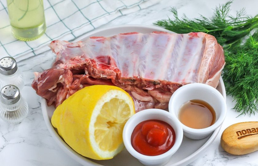 1. Этап. Свиные ребрышки на мангале: Подготовьте указанные продукты. Ребрышки выбирайте с мясной прослойкой. Промойте их, срежьте жилы и пленки и обсушите бумажными салфетками.