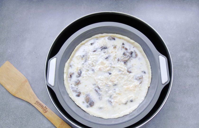 1. Этап. Грибной тарт: Приготовленной смесью залейте грибы.