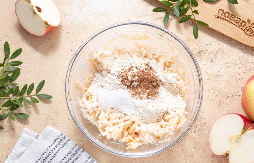 1. Этап. Драники из яблок: После добавьте сахар, муку, молотую корицу и разрыхлитель. Еще раз перемешайте.