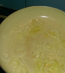 1. Этап. Омлет с кабачками и помидорами: Лук нарезаем полукольцами и обжариваем на оливковом масле до прозрачности.