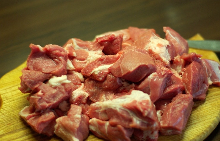 1. Этап. Шашлык по-кавказски из свинины: Теперь очень важный момент! Нарезаем мясо. Кусочки должны быть ни большими, ни маленькими. Но лучше делайте их побольше. Маленькие при жарке ссохнуться и шашлык будет испорчен.