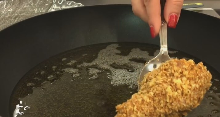 1. Этап. Острые куриные крылышки KFC (плюс соус Дор Блю): 8. В глубокой сковороде очень хорошо разогрейте масло, опускайте крылья минут на 10, чтобы они полностью окунулись в масло. Готовые крылья сложите в сито, чтобы стек лишний жир.