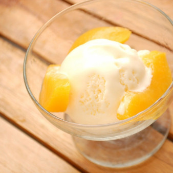 Десерт с персиками