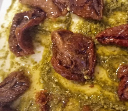 1. Этап. Выпечка по итальянским мотивам: На песто выложить вяленые томаты.. Поместить в духовку на 30 мин при 180 С.