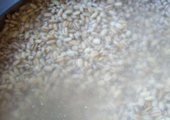 1. Этап. Суп с курицей и гречкой: Замачиваем гречку в холодной воде на час. Это можно сделать заранее.