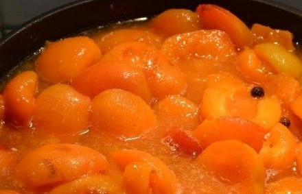 1. Этап. Абрикосовое варенье быстро: Затем вливаем воду, добавляем сок одного лимона и бутоны гвоздики. Ставим кастрюлю на медленный огонь и варим абрикосы 10-15 минут после закипания.