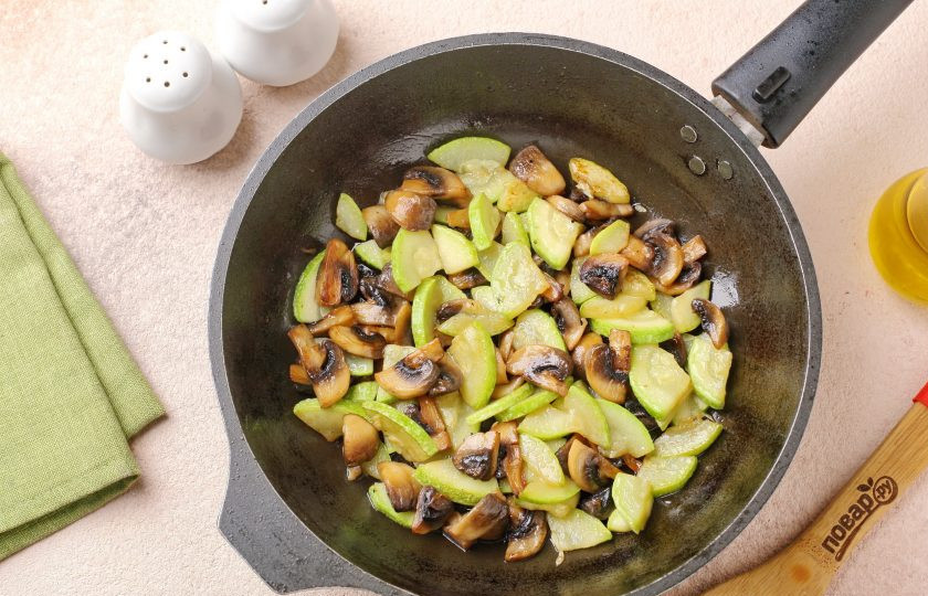 1. Этап. Паста с цукини и грибами: Обжарьте на сковороде цукини с грибами в течение 5-7 минут.