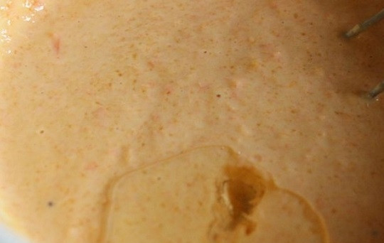 1. Этап. Морковный пирог на кефире: 7. Выложите в тесто морковное пюре, добавьте немного растительного масла. Еще раз взбейте.