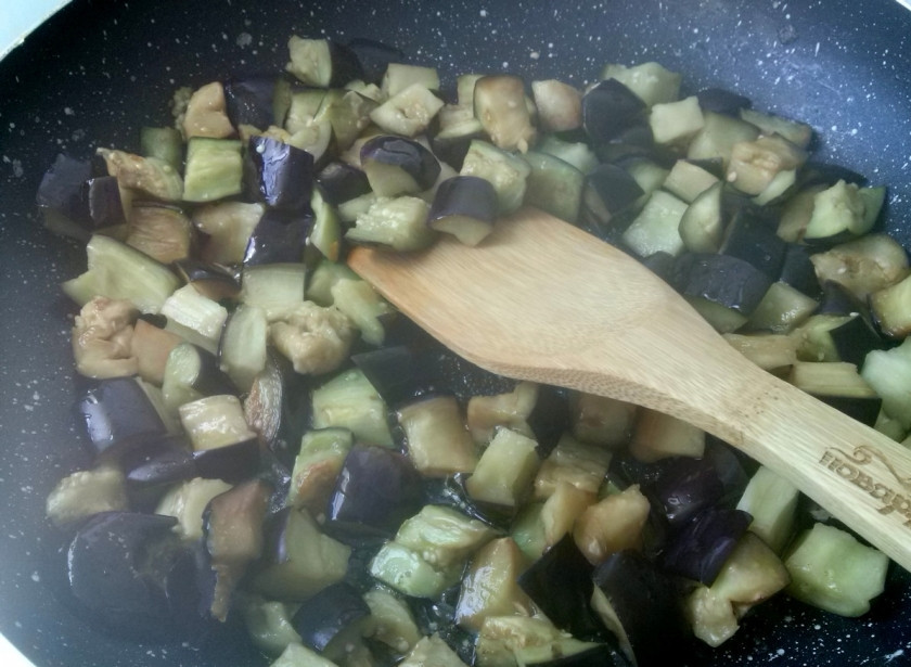 1. Этап. Аджаб сандал: Разогрейте 2 ст.л. масла, обжарьте баклажаны до готовности. Затем выложите их в кастрюлю с толстым дном.