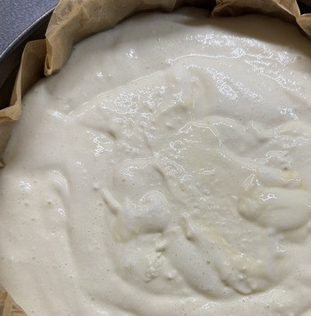 1. Этап. Творожное облачко: Форму для выпечки ( у меня разъемная d17 см) застилаем пергаментом. Перекладываем творожно-белковую массу. Выпекаем в предварительно разогретой духовке в стандартном режиме на 180 градусов 45 минут.