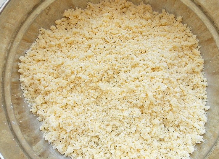 1. Этап. Пирог с кокосовым штрейзелем: Сделайте штрейзель. Для этого перетрите руками кокосовую стружку, муку, сахар и масло в крошку.