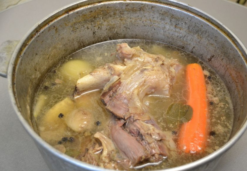 1. Этап. Холодец из говяжьих лыток: Через 6 часов варки количество бульона должно уменьшиться наполовину, мясо должно развариться и хорошо отходить от кости. Можно приступать к разделке.