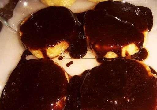 1. Этап. Десерт из ананаса: Далее кольца ананаса выкладываем в форму для выпекания, поливаем сверху карамелью и отправляем запекаться в предварительно разогретую до 200 градусов духовку на 15-20 минут.