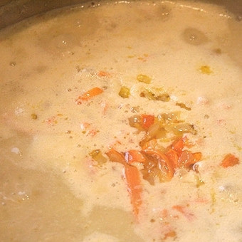 1. Этап. Крем-суп из курицы: Добавляем обжаренные лук и морковь в кастрюлю с супом, варим еще 3-4 минуты, после чего снимаем с огня. Даем супу настояться под крышкой - и его можно подавать.