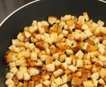 1. Этап. Салат Цезарь с пекинской капустой: На сковороде разогреть масло, добавить выдавленный через чеснокодавку чеснок и обжарить сухарики.