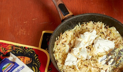 1. Этап. Капуста Бешамель: Обжарить ее на сливочном масле до золотистости. Добавить творожный сыр Hochland в рукаве для кулинарии.