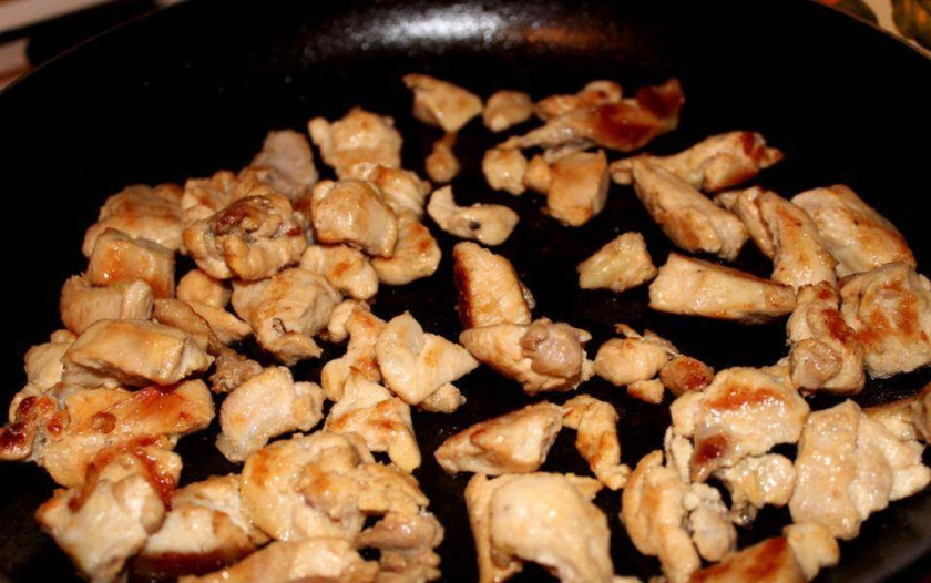 1. Этап. Куриный сырный суп: 1. Бульон пока ставим разогреваться, а куриное филе обжарим на растительном масле до появления румяной корочки.