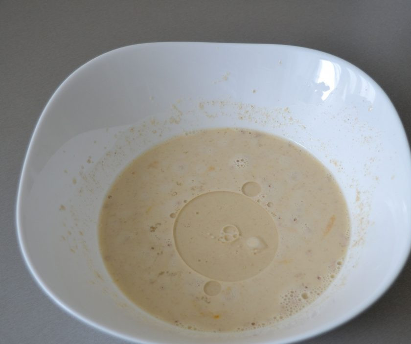 1. Этап. Блинчики из овсяной муки на молоке: Добавьте в тесто растительное масло. Разогрейте сковороду, перед выпеканием первого блина смажьте ее растительным маслом. Жарьте с двух сторон. Перед тем, как налить тесто на сковороду для следующего блинчика, перемешивайте его, так как тесто немного осаживается на дно. Блинчики из-за низкого содержания глютена в овсяной муке – хрупкие, могут сломаться при переворачивании, поэтому лучше делать их диаметром чуть меньше обычных блинов.