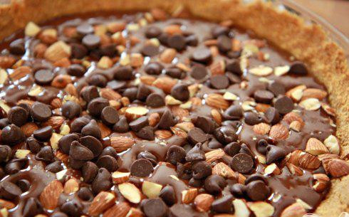 1. Этап. Пирог с шоколадной начинкой и зефирным наполнением: 4. Слегка взбить яйцо и щепотку соли, добавить в шоколадную массу вместе с миндалем и шоколадными чипсами. Вылить шоколадный крем поверх теста. Накрыть края пирога фольгой и запекать около 25 минут. Охладить пирог до комнатной температуры, пока начинка не затвердеет, около 1 часа.