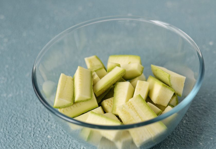 1. Этап. Кабачки в духовке без масла: Кабачок нарежьте брусочками. Посолите и хорошенько перемешайте.