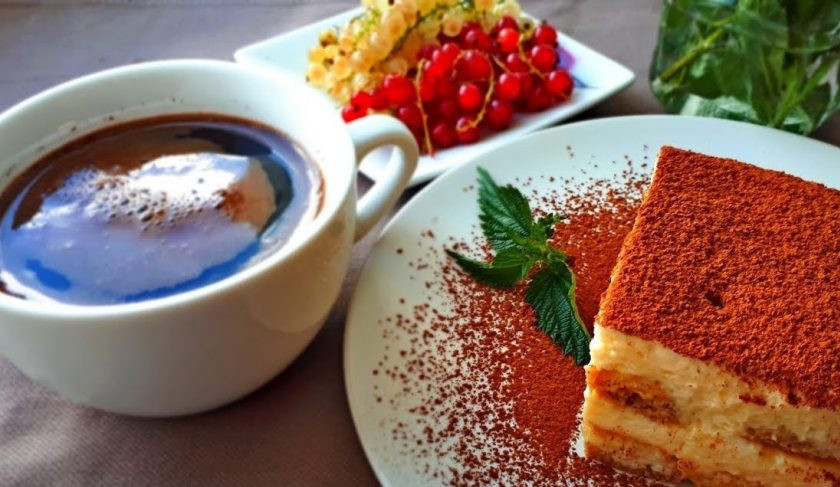 1. Этап. Торт Тирамису (пошаговый рецепт): 4. Снова выложите печенье и крем. Повторите, пока у вас будут ингредиенты. Накройте торт крышкой и отправьте в холодильник на 6 часов. Перед подачей посыпьте десерт какао. Приятного аппетита!