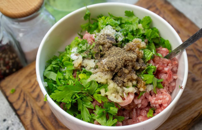 1. Этап. Баклажаны с фаршем по-китайски: Посолите и поперчите по вкусу. Тщательно перемешайте фарш.