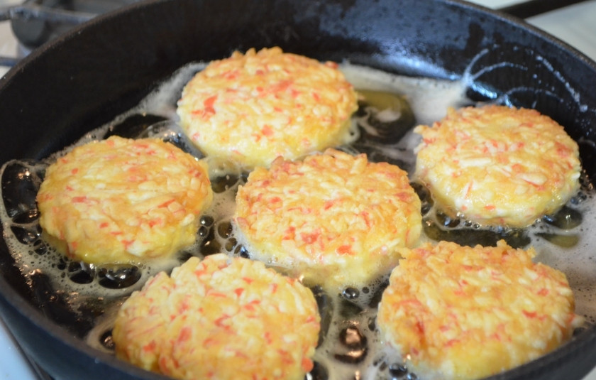 1. Этап. Котлетки из крабовых палочек: Жарьте в горячем масле котлетки с двух сторон до красивой корочки.