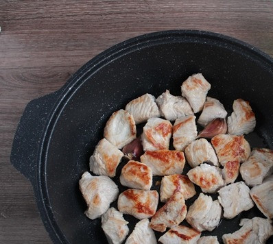 1. Этап. Софритто или рагу по-испански: В большой сковороде разогрейте оливковое масло. Положите филе и неочищенные зубчики чеснока. Готовьте на сильном огне, помешивая, пока мясо не поджарится до румяной корочки. Где то по времени минут 10.