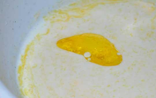 1. Этап. Вегетарианские вак беляши: В глубокой миске растопить сливочное масло, смешать с кефиром и добавить к ним растительное масло.