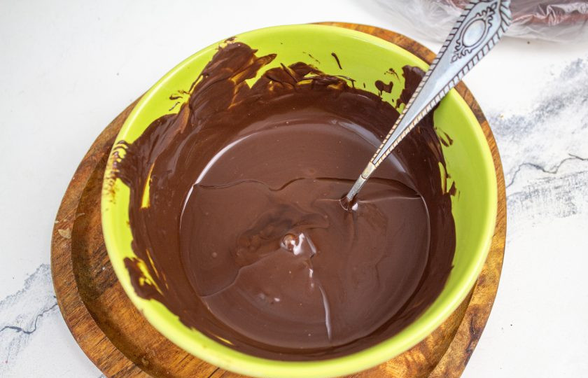 1. Этап. Конфеты из сухофруктов в шоколаде: Шоколад растопите в микроволновке или на водяной бане. Добавьте растительное масло без запаха, тщательно перемешайте.