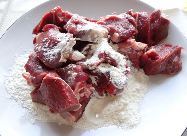 1. Этап. Сочная говядина на сковороде: Говядину порезать на кусочки и запанировать в муке.