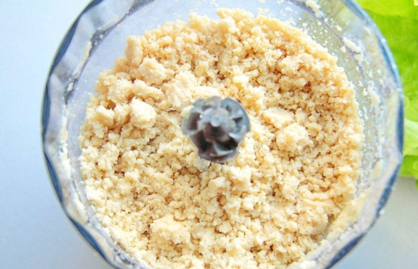 1. Этап. Вегетарианский бургер (мастер-класс): Измельчите до однородного состояния и переложите в глубокую миску.