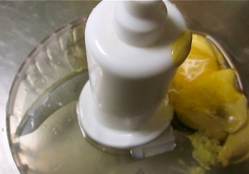 1. Этап. Медово-горчичный соус: Теперь выкладываем в блендер горчицу, мед, оливковое масло и имбирь, вливаем лимонный сок.