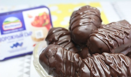 1. Этап. Пирожное Картошка по-новому: Сверху еще глазировать - я налила оставшийся шоколад в кондитерский мешок и тонкой струйкой украсила.